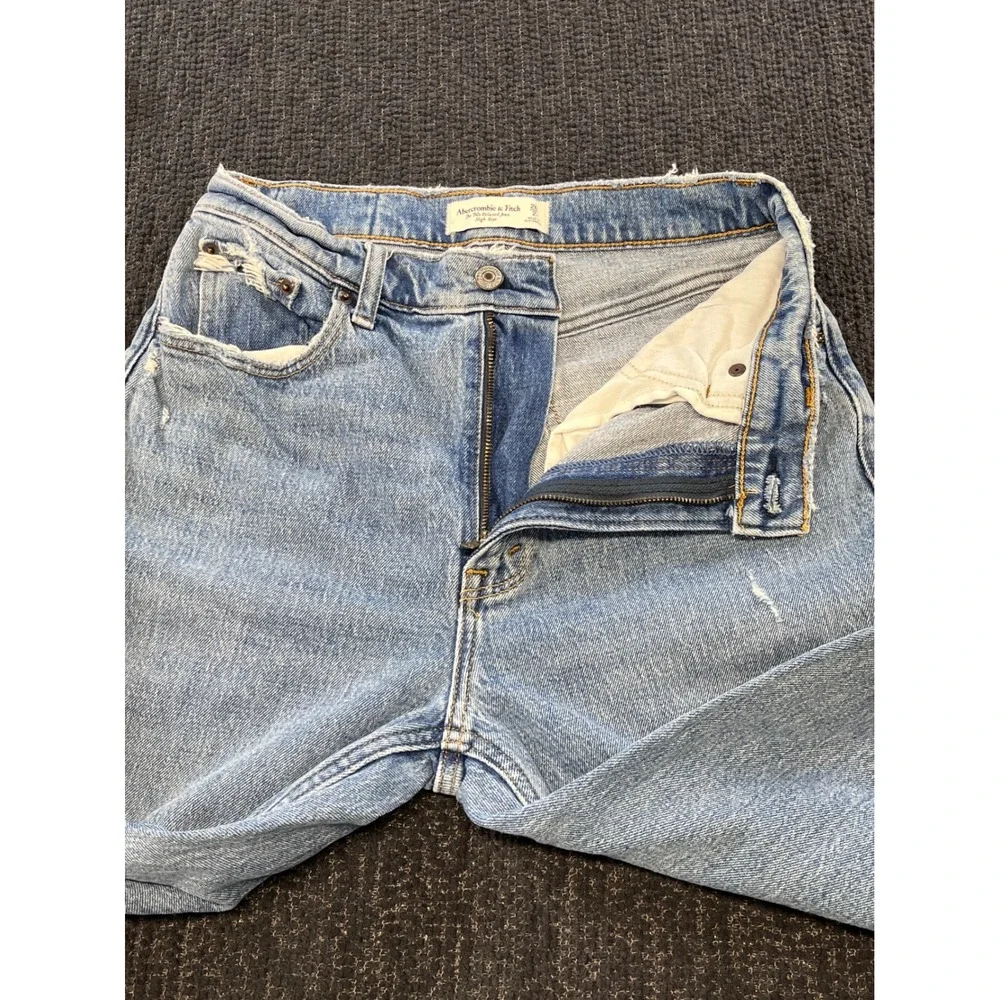 Abercrombie & Fitch 90s Relaxed Jean High Rise Light Wash Distressed 26 2R